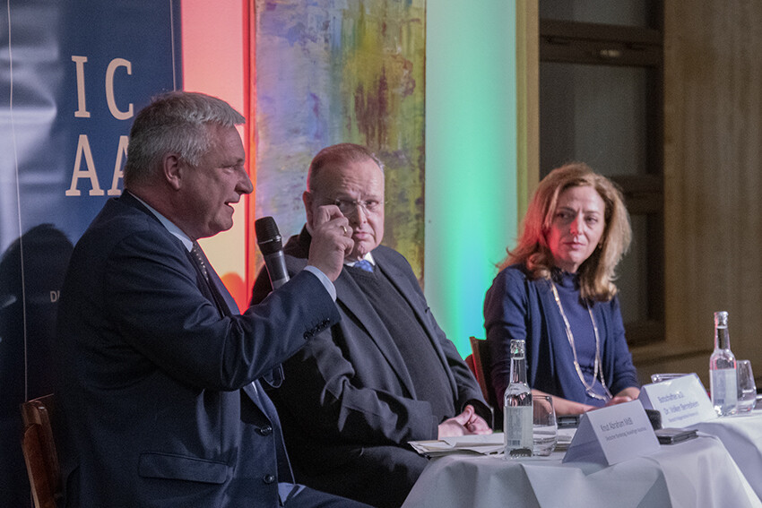 Knut Abraham MdB, Dr. Volker Berresheim und Ministerin Elena Shekerletova auf dem Podium